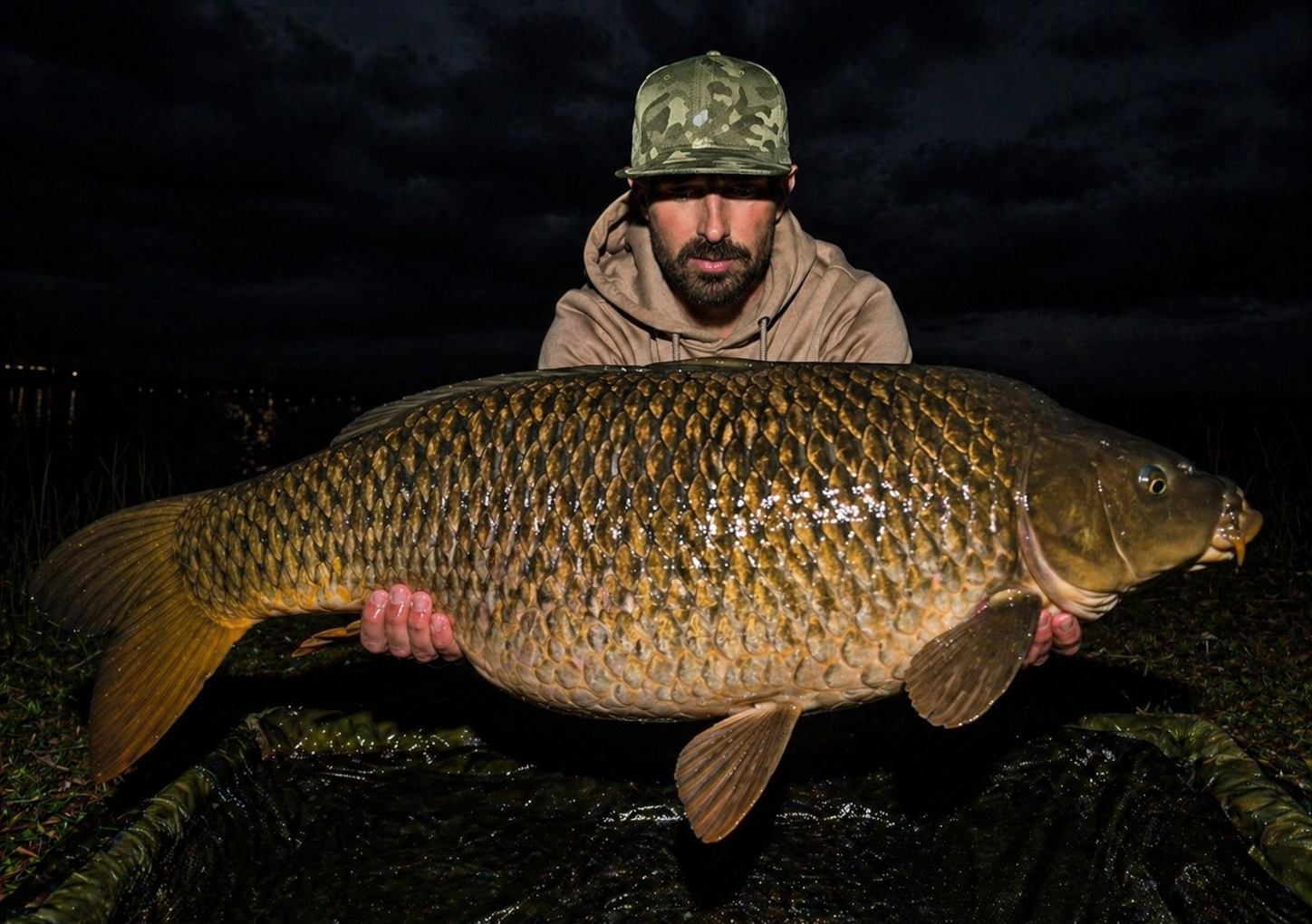 Horgász egy nagy ponttyal - Eventus Boilies